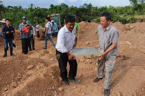Tìm thấy bia mộ vợ vua triều Nguyễn tại công trường xây bãi xe