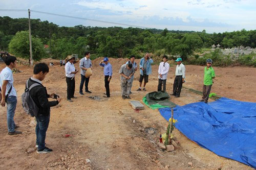 Tìm thấy bia mộ vợ vua triều Nguyễn tại công trường xây bãi xe