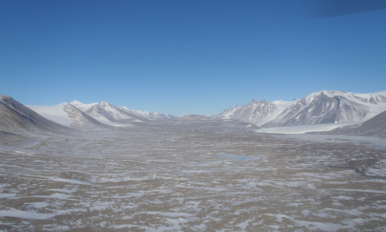 Hồ nước đóng băng ở Thung lũng McMurdo.