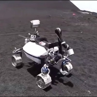 Robot Mặt Trăng lăn bánh thử nghiệm trên sườn núi lửa