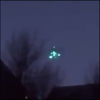 Vật thể nghi UFO biến mất qua ô sáng trên bầu trời Nga