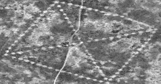 Nhà kinh tế học khám phá ra "hình vuông bí ẩn" tại Kazakhstan bằng Google Earth