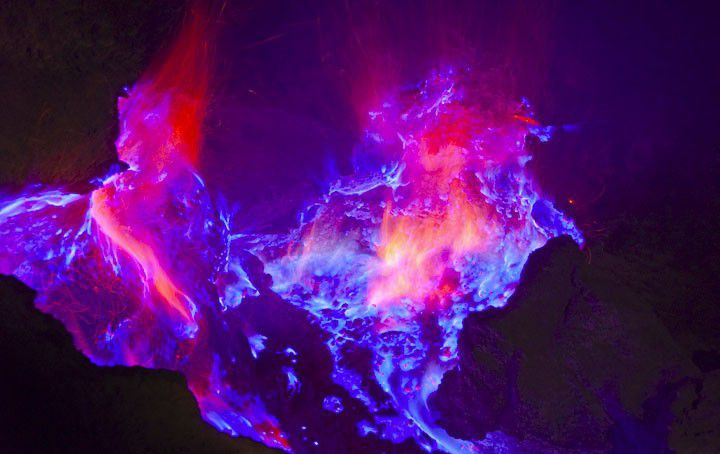 Lửa sulfur phát ra từ núi lửa.
