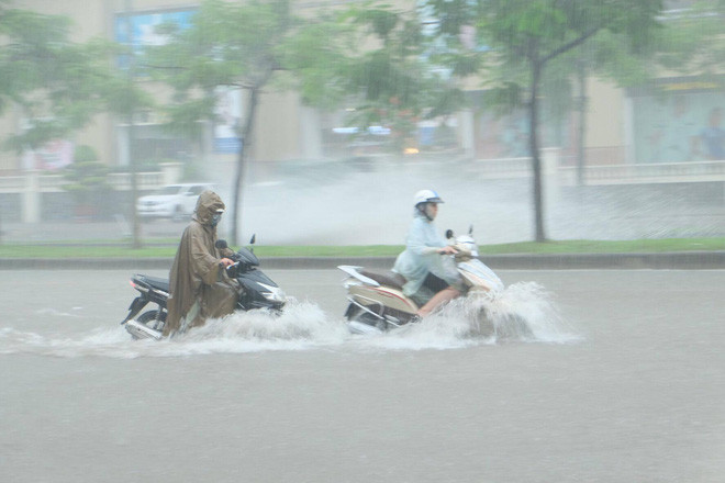Ảnh hưởng của bão số 2: Hà Nội mưa lớn kéo dài, nhiều tuyến phố chìm trong biển nước