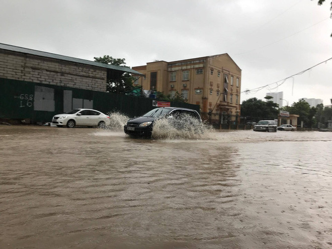 Ảnh hưởng của bão số 2: Hà Nội mưa lớn kéo dài, nhiều tuyến phố chìm trong biển nước