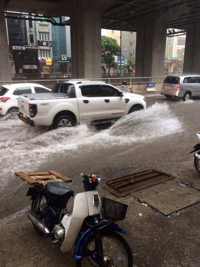 Ảnh hưởng của bão số 2: Hà Nội mưa lớn kéo dài, nhiều tuyến phố chìm trong biển nước