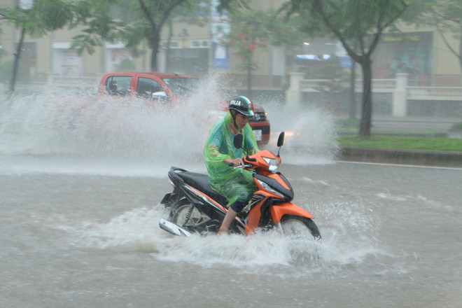 Ảnh hưởng của bão số 2: Hà Nội mưa lớn kéo dài, nhiều tuyến phố chìm trong biển nước
