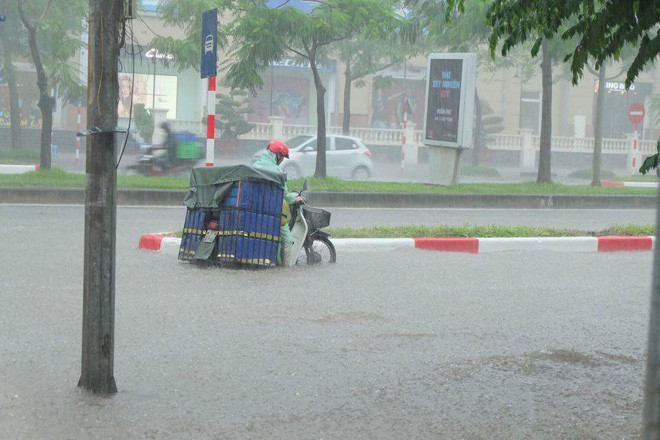 Ảnh hưởng của bão số 2: Hà Nội mưa lớn kéo dài, nhiều tuyến phố chìm trong biển nước