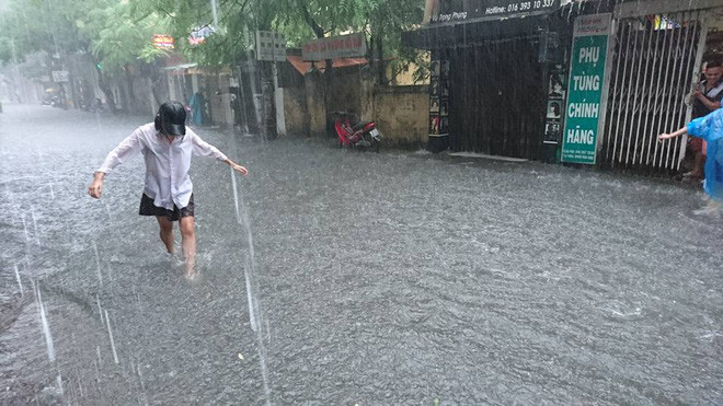 Ảnh hưởng của bão số 2: Hà Nội mưa lớn kéo dài, nhiều tuyến phố chìm trong biển nước