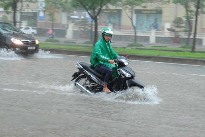 Ảnh hưởng của bão số 2: Hà Nội mưa lớn kéo dài, nhiều tuyến phố chìm trong biển nước