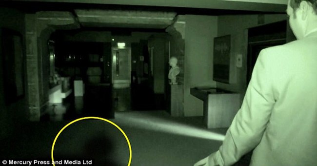 Bóng đen nghi linh hồn thầy tu Ai Cập trong viện bảo tàng Anh