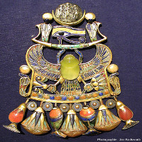 Mặt dây chuyền bọ hung của vua Tutankhamun được chế từ sao chổi