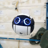 Chú robot này sẽ thay các phi hành gia chụp ảnh vũ trụ