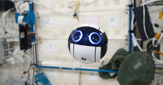 Chú robot này sẽ thay các phi hành gia chụp ảnh vũ trụ