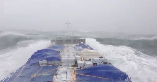 Tàu hàng sống sót trước bão tố trên biển như thế nào?