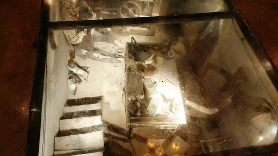 Bên trong két chẳng có gì đáng giá.