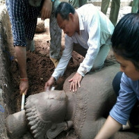 Tìm thấy một pho tượng cổ hàng trăm năm tuổi tại Angkor