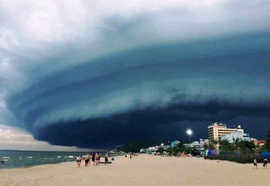 Nhà khoa học lên tiếng về đám mây đen kỳ lạ trên biển Sầm Sơn