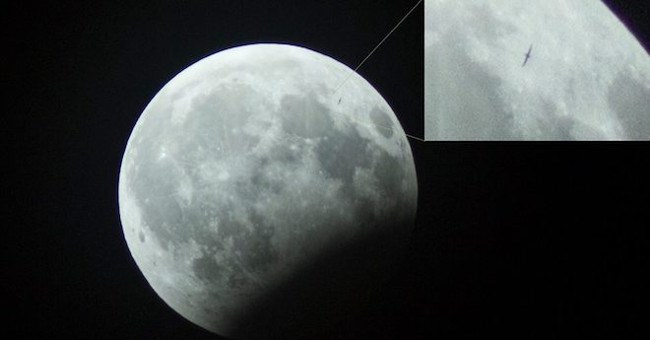 Phát hiện vật thể lạ trong ảnh “gấu ăn trăng” ở Hà Nội