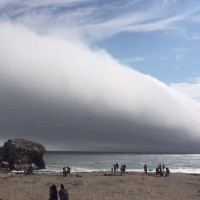 Video: Đám mây ập tới nuốt chửng bãi biển Mỹ