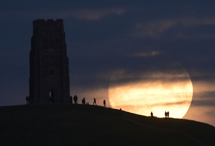 Strawberry Moon tại Glastonbury Tor vào tháng 6/2016.