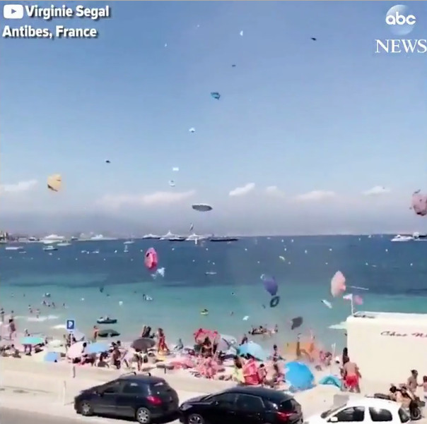 Lốc cát khiến nhiều đồ vật bị cuốn cao quá tầm bay của chim biển.