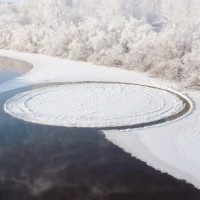 Hiệu ứng tạo đĩa băng 15m xoay tròn trên mặt sông Nga