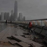 Vỉa hè vỡ nát, ôtô chìm nghỉm trong siêu bão Hato ở Trung Quốc