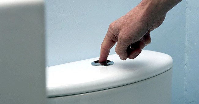 Có đến 2 nút bấm trên bồn cầu, bạn có biết công dụng từng nút không?