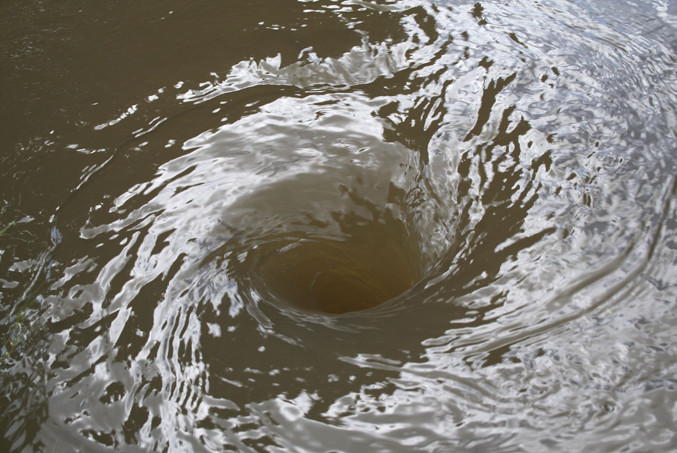 Ở những chỗ dòng sông lượn vòng, gấp khúc cũng dễ xuất hiện xoáy nước.