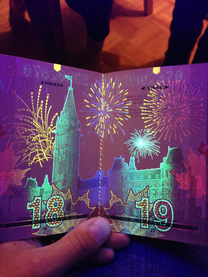 Hộ chiếu Canada cũng hết sức ấn tượng dưới tia UV
