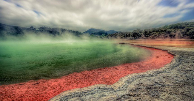 Hồ nước sâu chứa đầy vàng bạc trong lòng núi lửa ở New Zealand. 