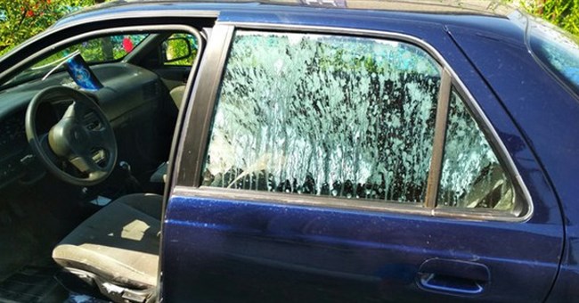 Mỹ: Ô-tô suýt bị thiêu rụi vì tài xế để quên chai nước trong xe và bài học cho tất cả chúng ta