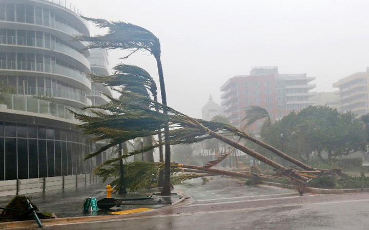 Ảnh: Bão tử thần Irma đổ bộ lên Florida, gây thương vong cho người Mỹ