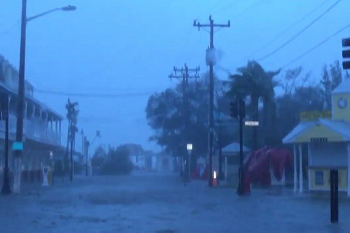 Ảnh: Bão tử thần Irma đổ bộ lên Florida, gây thương vong cho người Mỹ