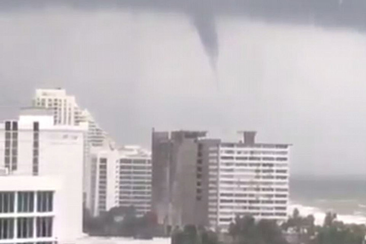 Ảnh: Bão tử thần Irma đổ bộ lên Florida, gây thương vong cho người Mỹ