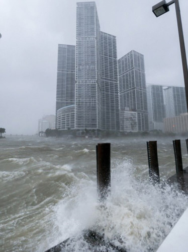 Ảnh: Bão tử thần Irma đổ bộ lên Florida, gây thương vong cho người Mỹ
