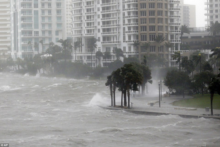 Ảnh: Bão tử thần Irma đổ bộ lên Florida, gây thương vong cho người Mỹ