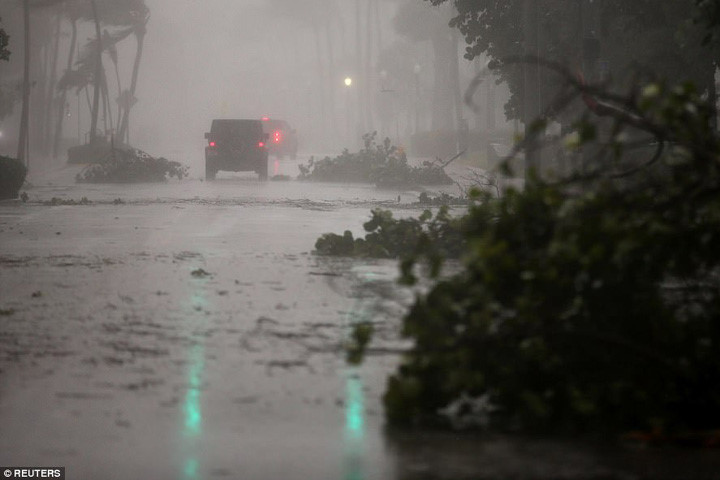 Ảnh: Bão tử thần Irma đổ bộ lên Florida, gây thương vong cho người Mỹ