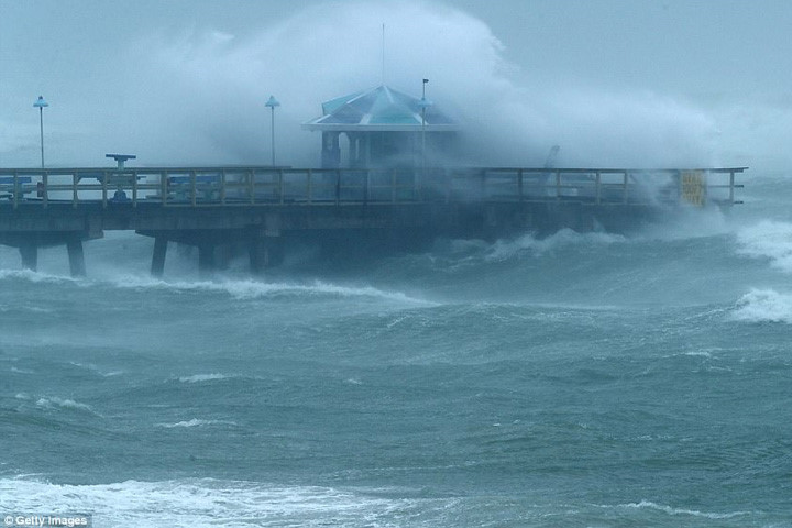 Ảnh: Bão tử thần Irma đổ bộ lên Florida, gây thương vong cho người Mỹ