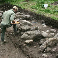 Nhiều cổ vật đá hàng ngàn năm tuổi được tìm thấy ở nghĩa trang Bắc Iran