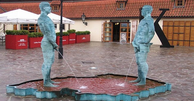 Chuyện gì sẽ xảy ra nếu bạn đi tiểu vào hàng rào điện cao thế?