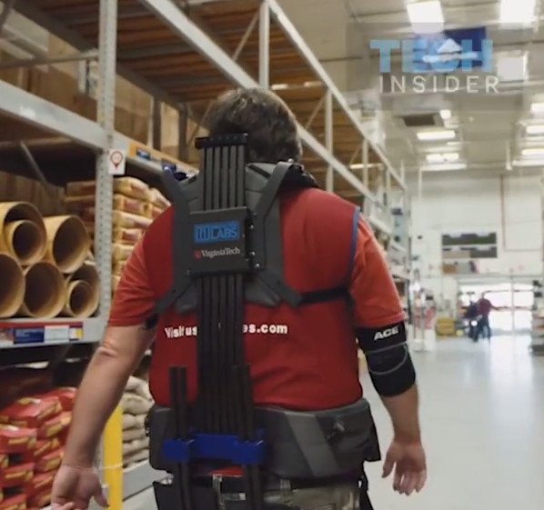 Bộ giáp được làm từ sợi carbon, nhẹ, có tính đàn hồi cao.