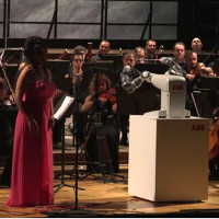 Nhạc trưởng robot tự tin chỉ huy dàn nhạc Italy