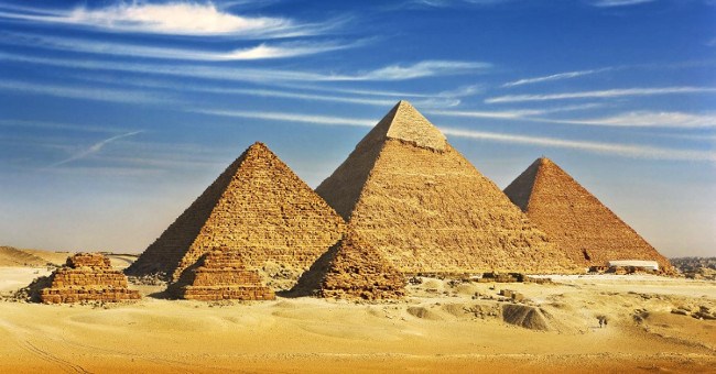 Tìm ra cách người Ai Cập chuyển đá khổng lồ đi 800km xây kim tự tháp