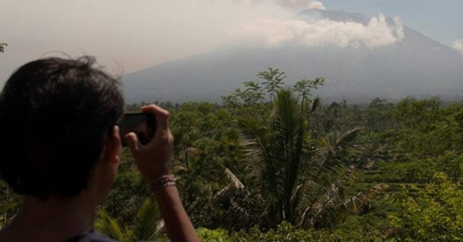 Nguy hiểm núi lửa Indonesia rung chuyển 500 lần/ngày