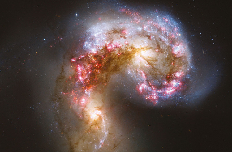 NASA phát hiện hệ sao thần kỳ chứa lỗ đen cực lớn
