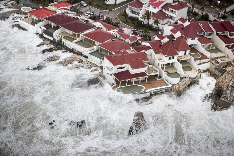 Bão Irma quét qua đảo Sint-Maarten.