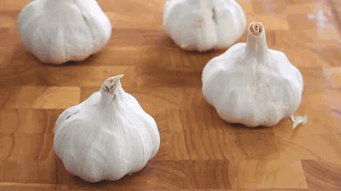 Tại sao chỉ cắt hành mới chảy nước mắt, còn cắt tỏi thì không?