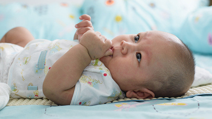 Giải mã thói quen ngậm mút tay ở trẻ